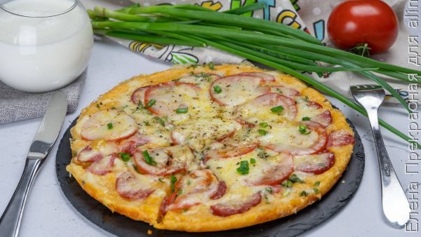 Домашняя пицца с колбасой и томатами на сковороде