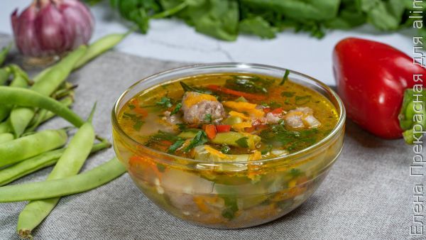 Овощной суп с фрикадельками и стручковой фасолью