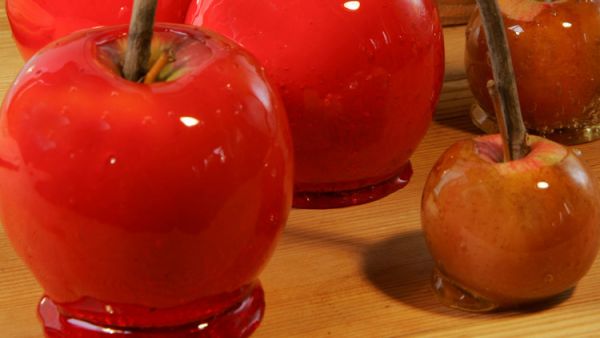 Яблоки в восхитительной горячей карамели