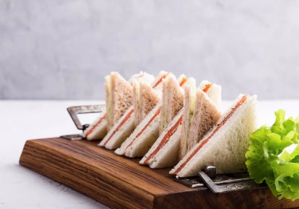 Праздничные сэндвичи с лососем и сливочным сыром