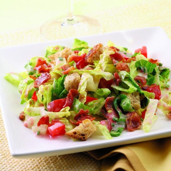 Легкий салат с овощами, беконом и сухариками