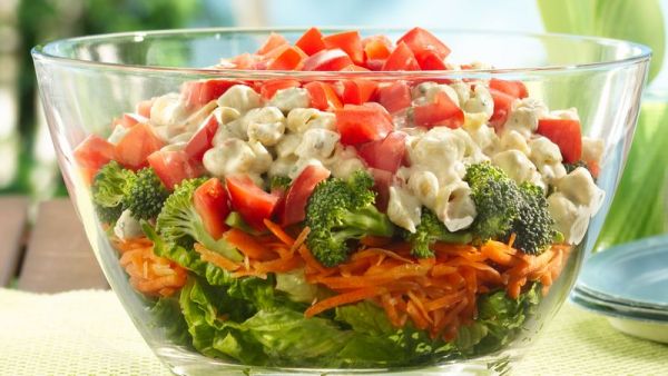 Вкусный слоеный салат с овощами и пастой
