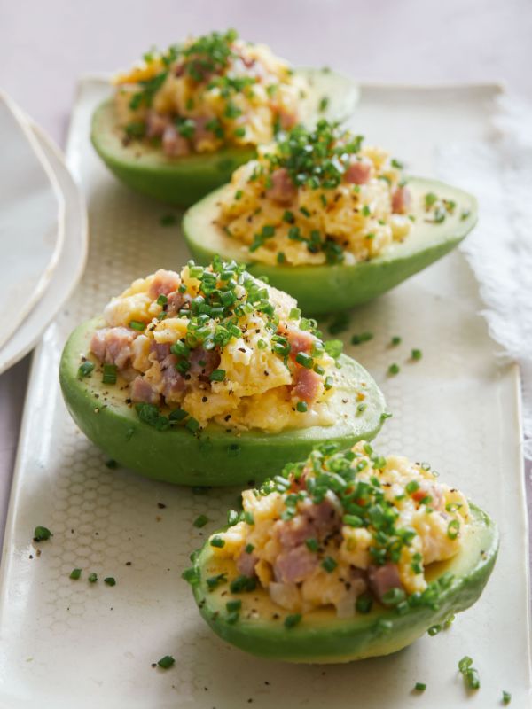 Фаршированные авокадо с яйцом и беконом – сытный завтрак для всей семьи