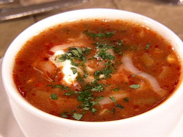 Мексиканский тортилья-суп с курицей и овощами