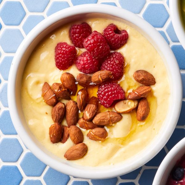 Йогурт с фруктами, ягодами и орехами - полезный завтрак за 10 минут