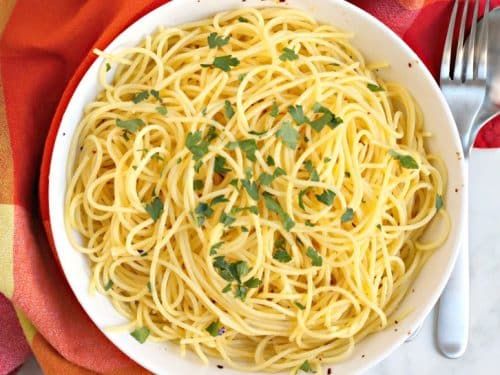 Домашние спагетти с чесноком и зеленью