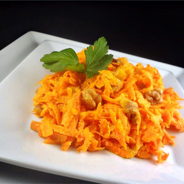 Быстрый салат из моркови, чеснока и грецких орехов