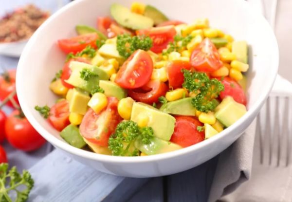Легкий салат из кукурузы, томатов и огурцов