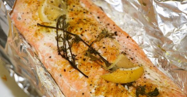 Филе лосося с овощами в духовке