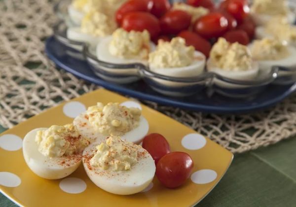 Фаршированные яйца на праздничный стол: готовим просто и вкусно