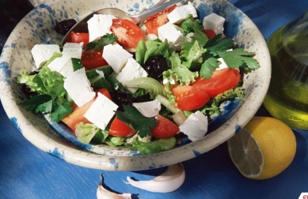 Классический греческий салат за 20 минут