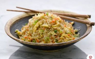 Жареный рис с курицей и овощами по-китайски