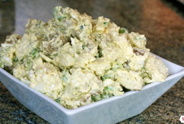 Сытный картофельный салат с маринованными огурцами