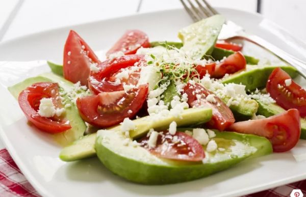 Легкий салат с авокадо и томатами за 20 минут