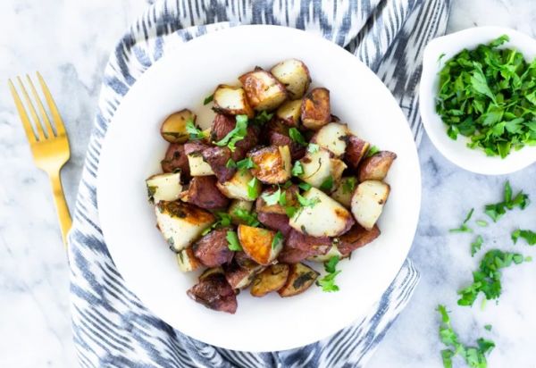 Картофель с чесноком и зеленью в духовке – простой и вкусный гарнир