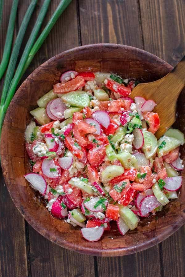 Простой салат из свежих овощей за 10 минут