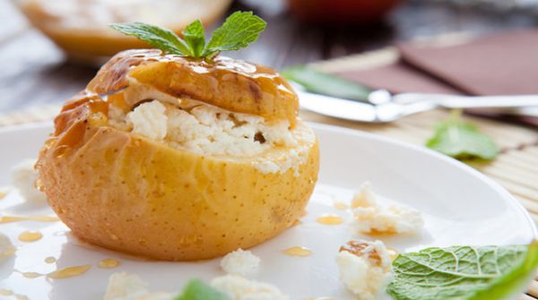 Яблоки, запеченные с творогом – простой и вкусный десерт
