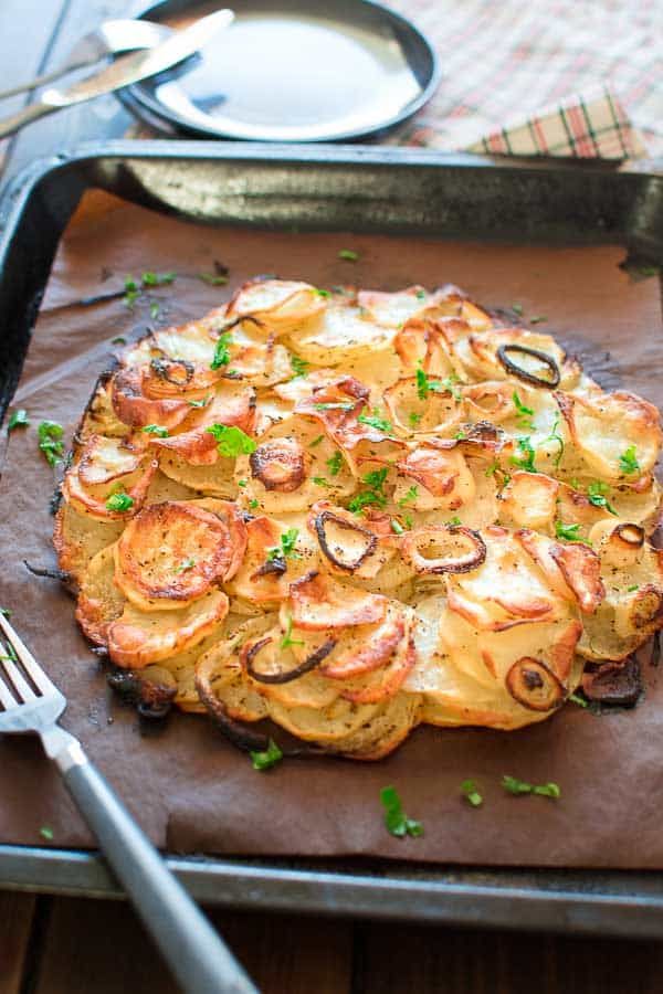 Простой картофельный пирог с луком для всей семьи