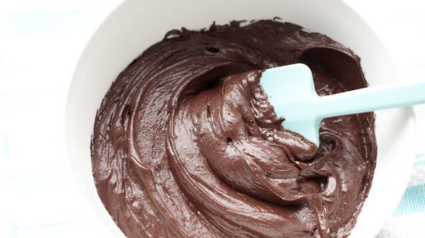 Простейший рецепт шоколадной глазури для украшения десертов