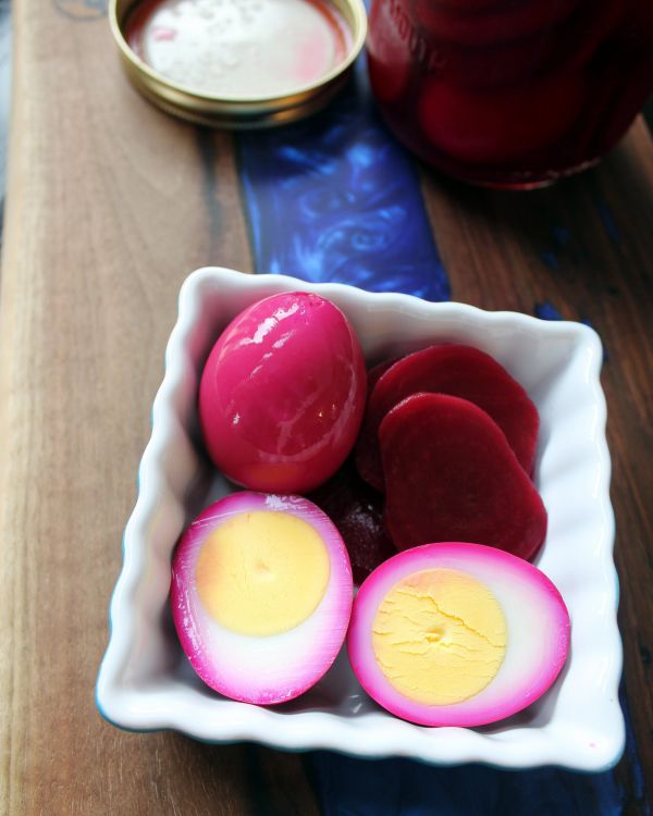 Маринованная свекла с яйцами – потрясающая закуска к праздничному столу