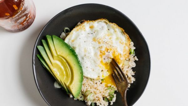 Коричневый рис с яйцом и авокадо – вкусный и полезный обед за 10 минут
