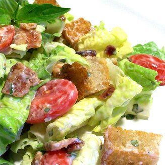 Потрясающий салат с овощами, сухариками и беконом за 25 минут
