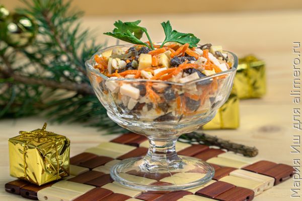 Пикантный салат с курицей и грибами на рождественский стол