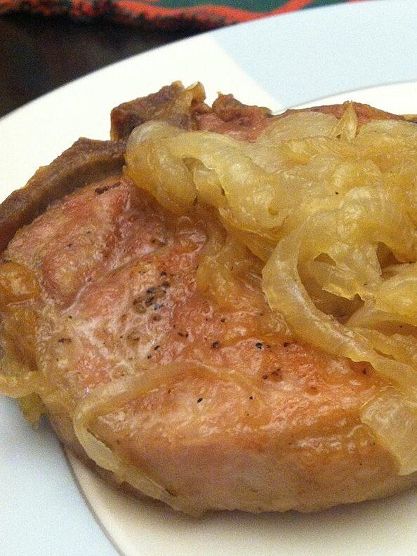Жареная свинина с луком на сковороде – быстро, вкусно, празднично