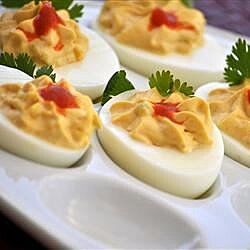Простые и вкусные фаршированные яйца на праздничный стол
