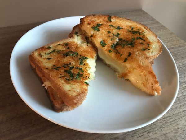 Быстрые горячие бутерброды с сыром на сковороде