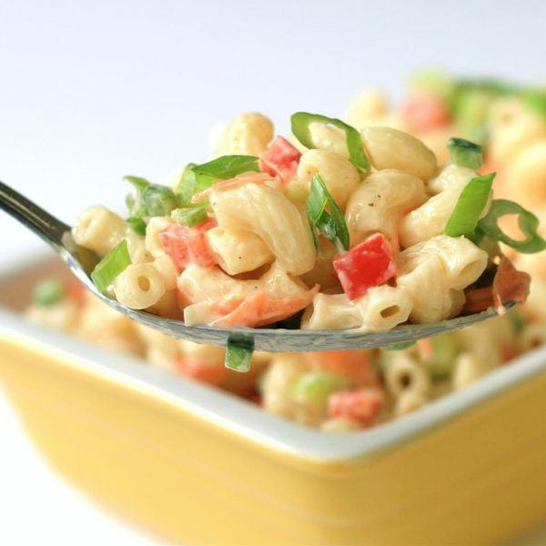 Холодный салат с макаронами и овощами - идеальный для лета