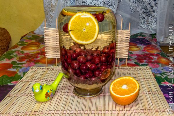 Витаминный напиток из красного крыжовника и апельсина на зиму