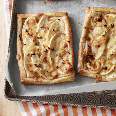 Быстрые слойки с яблоками и сыром – идеальный осенний десерт