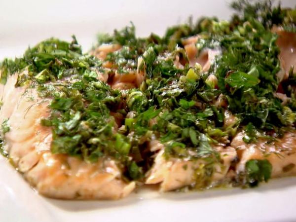 Простая идея для праздничного стола – сочный лосось с зеленью в духовке