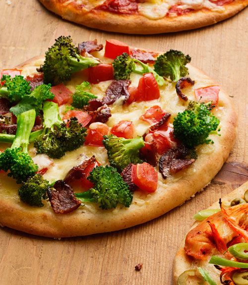 Быстрая и вкусная сырная пицца с беконом и овощами