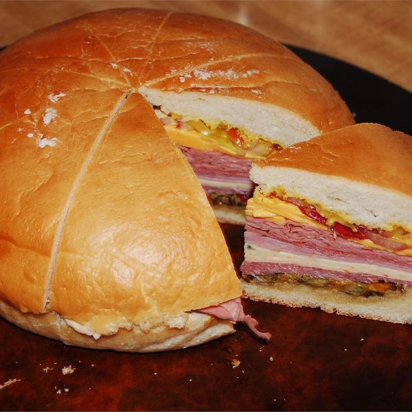 Гигантский сэндвич Муфулетта – отличный завтрак для большой семьи