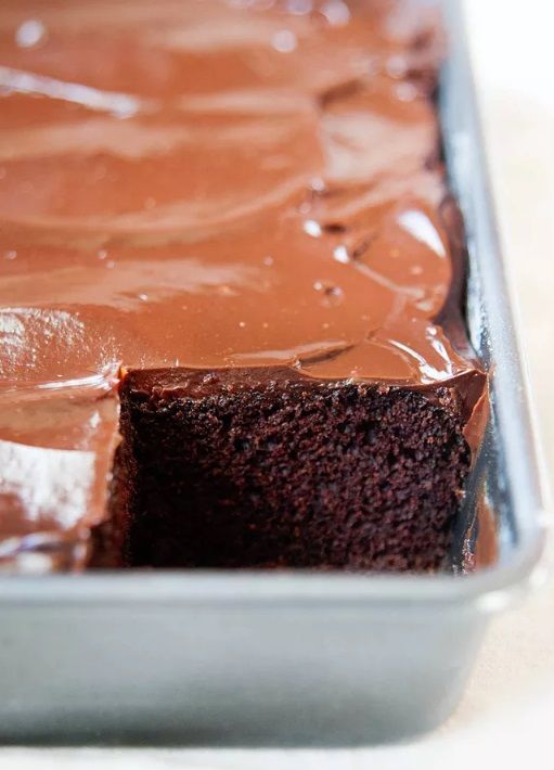 Бесподобный шоколадный пирог на сметане – нежнее нежного