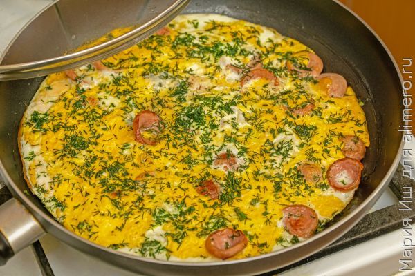 Как приготовить вкусную яичницу с сыром, сосисками и зеленью за 15 минут