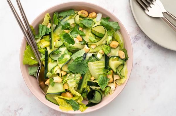 Зеленый салат с огурцом, зеленью и орехами за 15 минут