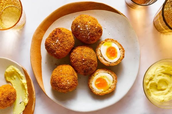 Яйца по-шотландски с нежным горчичным соусом – классический рецепт