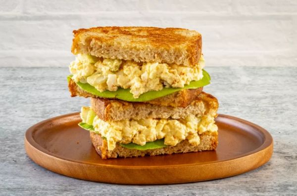 Вкусный и сытный завтрак для всей семьи – бутерброды с яичным салатом
