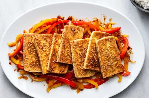 Хрустящий и ароматный жареный тофу с овощами за 30 минут