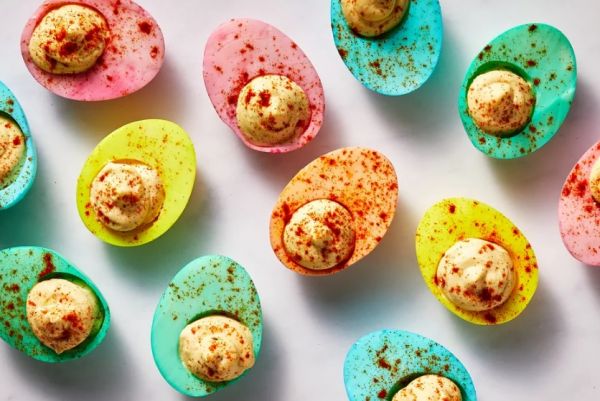 Пасхальные фаршированные яйца - эффектная закуска на праздничный стол