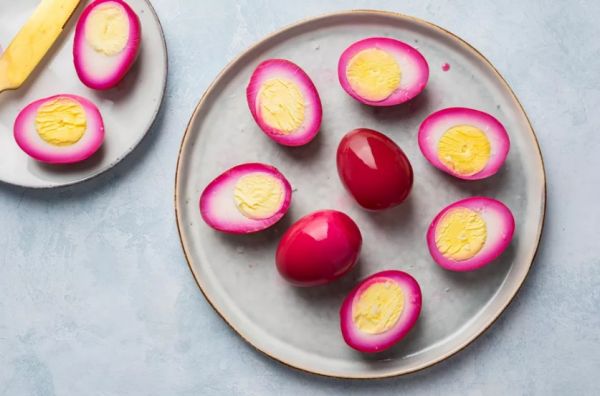 Красные маринованные яйца к праздничному столу