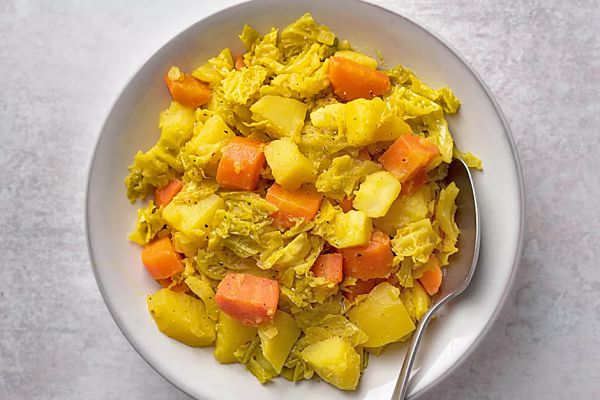 Пикантное овощное рагу с картошкой и капустой на сковороде