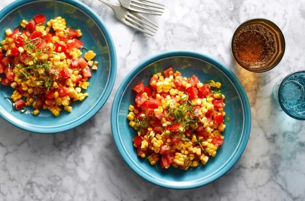 Простой и вкусный салат из помидоров и кукурузы за 15 минут