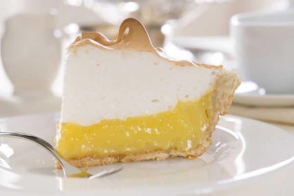 Простой рецепт вкусного лимонного пирога с безе