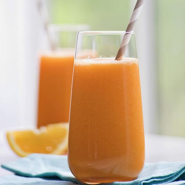 «Солнечный» напиток из апельсина и моркови за 15 минут