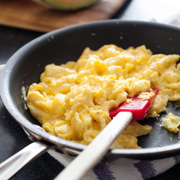 Идеальный рецепт яичницы-болтуньи на завтрак