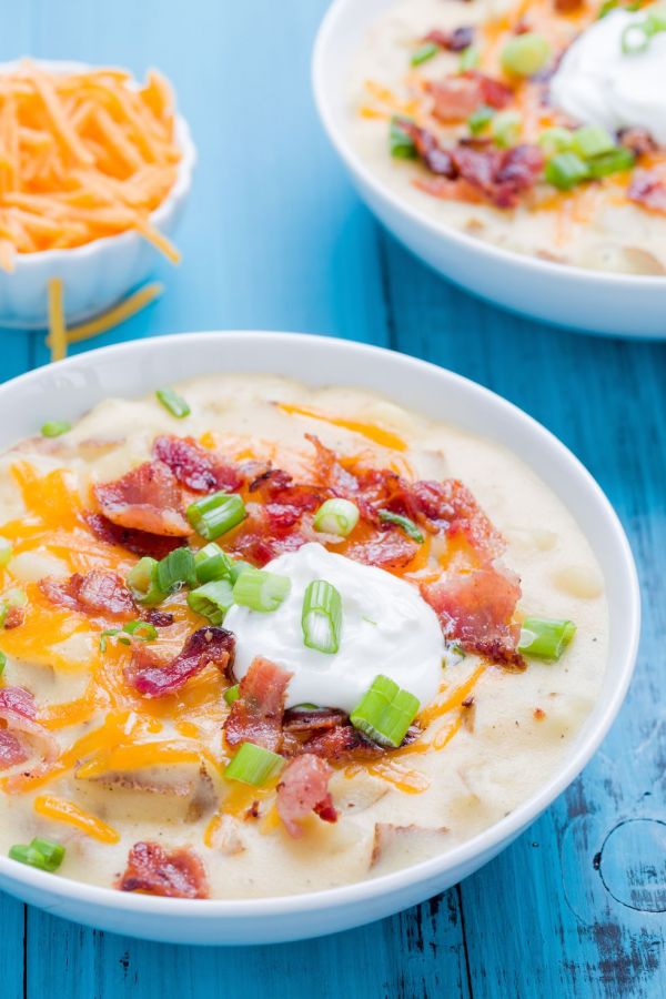 Картофельный суп с сыром, луком и беконом - идеальное первое блюдо